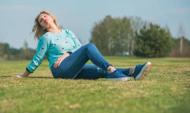 Oldukça modern bir kadın yaşam tarzı, kadın güzelliği. Açık havada poz veren kadın modeli.