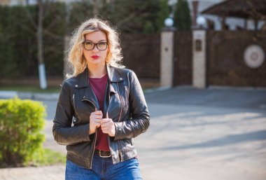 Oldukça modern bir kadın yaşam tarzı, kadın güzelliği. Açık havada poz veren kadın modeli.