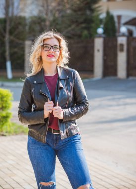 Oldukça modern bir kadın yaşam tarzı, kadın güzelliği. Açık havada poz veren kadın modeli.