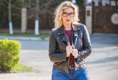 Oldukça modern bir kadın yaşam tarzı, kadın güzelliği. Açık havada poz veren kadın modeli.