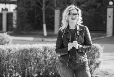 Oldukça modern bir kadın yaşam tarzı, kadın güzelliği. Açık havada poz veren kadın modeli.