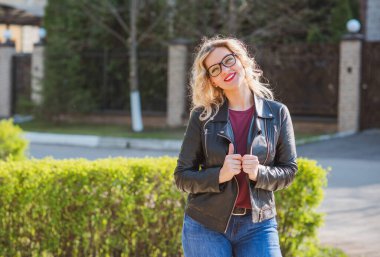 Oldukça modern bir kadın yaşam tarzı, kadın güzelliği. Açık havada poz veren kadın modeli.