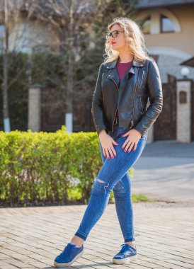 Oldukça modern bir kadın yaşam tarzı, kadın güzelliği. Açık havada poz veren kadın modeli.