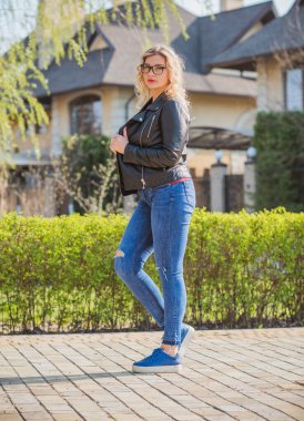 Oldukça modern bir kadın yaşam tarzı, kadın güzelliği. Açık havada poz veren kadın modeli.