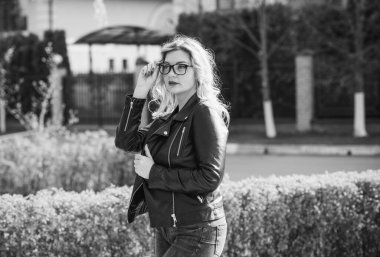 Oldukça modern bir kadın yaşam tarzı, kadın güzelliği. Açık havada poz veren kadın modeli.