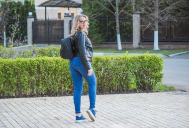 Oldukça modern bir kadın yaşam tarzı, kadın güzelliği. Açık havada poz veren kadın modeli.