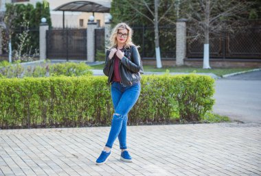 Oldukça modern bir kadın yaşam tarzı, kadın güzelliği. Açık havada poz veren kadın modeli.