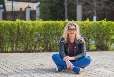 Oldukça modern bir kadın yaşam tarzı, kadın güzelliği. Açık havada poz veren kadın modeli.