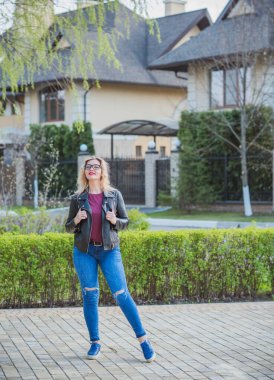 Oldukça modern bir kadın yaşam tarzı, kadın güzelliği. Açık havada poz veren kadın modeli.