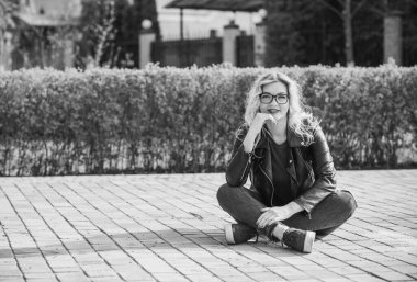 Oldukça modern bir kadın yaşam tarzı, kadın güzelliği. Açık havada poz veren kadın modeli.