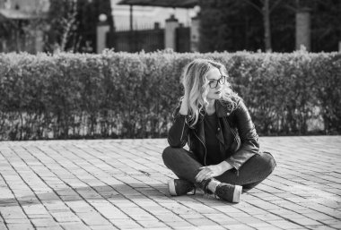 Oldukça modern bir kadın yaşam tarzı, kadın güzelliği. Açık havada poz veren kadın modeli.