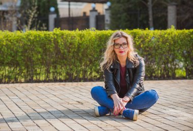 Oldukça modern bir kadın yaşam tarzı, kadın güzelliği. Açık havada poz veren kadın modeli.