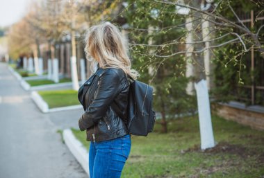 Oldukça modern bir kadın yaşam tarzı, kadın güzelliği. Açık havada poz veren kadın modeli.