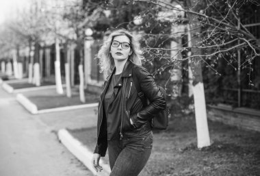 Oldukça modern bir kadın yaşam tarzı, kadın güzelliği. Açık havada poz veren kadın modeli.