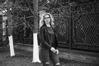 Oldukça modern bir kadın yaşam tarzı, kadın güzelliği. Açık havada poz veren kadın modeli.