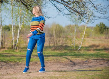 Şık, sarışın bir kadın, doğal güzellik, modern bayan, I veya XI beden, artı beden modeli.