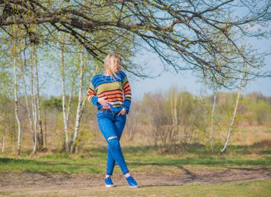 Şık, sarışın bir kadın, doğal güzellik, modern bayan, I veya XI beden, artı beden modeli.