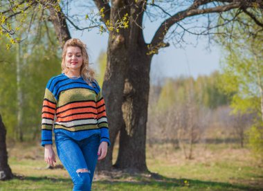 Şık, sarışın bir kadın, doğal güzellik, modern bayan, I veya XI beden, artı beden modeli.