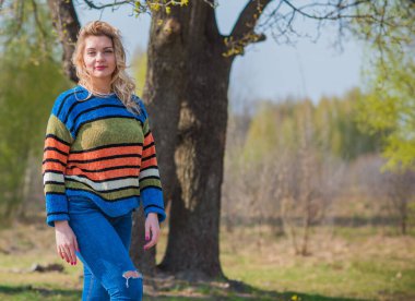 Şık, sarışın bir kadın, doğal güzellik, modern bayan, I veya XI beden, artı beden modeli.