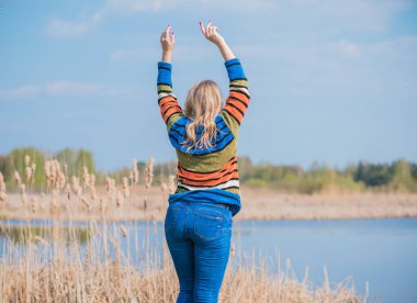 Şık, sarışın bir kadın, doğal güzellik, modern bayan, I veya XI beden, artı beden modeli.