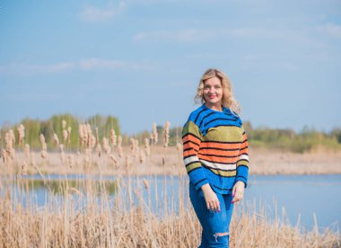 Şık, sarışın bir kadın, doğal güzellik, modern bayan, I veya XI beden, artı beden modeli.