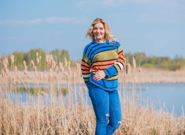 Şık, sarışın bir kadın, doğal güzellik, modern bayan, I veya XI beden, artı beden modeli.