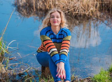 Şık, sarışın bir kadın, doğal güzellik, modern bayan, I veya XI beden, artı beden modeli.