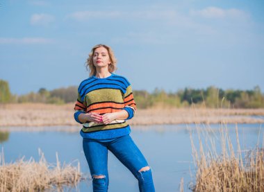 Şık, sarışın bir kadın, doğal güzellik, modern bayan, I veya XI beden, artı beden modeli.