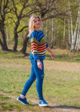 Şık, sarışın bir kadın, doğal güzellik, modern bayan, I veya XI beden, artı beden modeli.