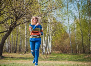 Şık, sarışın bir kadın, doğal güzellik, modern bayan, I veya XI beden, artı beden modeli.