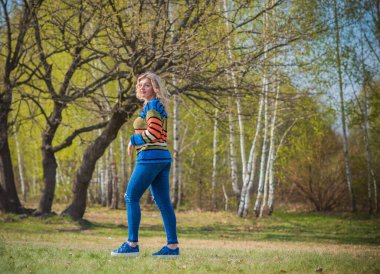 Şık, sarışın bir kadın, doğal güzellik, modern bayan, I veya XI beden, artı beden modeli.