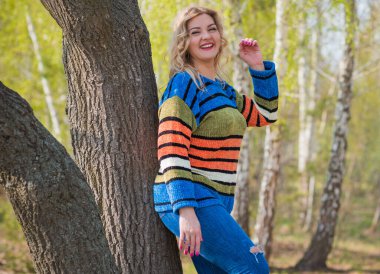 Şık, sarışın bir kadın, doğal güzellik, modern bayan, I veya XI beden, artı beden modeli.