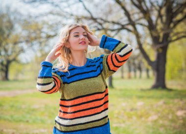 Şık, sarışın bir kadın, doğal güzellik, modern bayan, I veya XI beden, artı beden modeli.