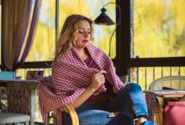 Rahat bir yerde hoş bir kadın. Konforlu konsept, güzel ev