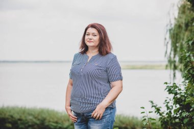 Zavallı, basit, tombul, orta yaşlı kadın bir şey düşünüyor, orta yaş krizi ve kilolu insanlar arasında sorunlar.