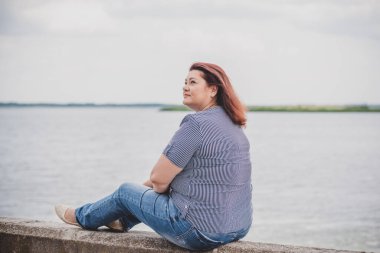 Zavallı, basit, tombul, orta yaşlı kadın bir şey düşünüyor, orta yaş krizi ve kilolu insanlar arasında sorunlar.