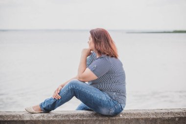 Zavallı, basit, tombul, orta yaşlı kadın bir şey düşünüyor, orta yaş krizi ve kilolu insanlar arasında sorunlar.