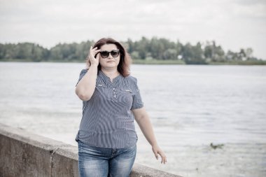 Zavallı, basit, tombul, orta yaşlı kadın bir şey düşünüyor, orta yaş krizi ve kilolu insanlar arasında sorunlar.