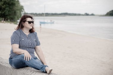 Zavallı, basit, tombul, orta yaşlı kadın bir şey düşünüyor, orta yaş krizi ve kilolu insanlar arasında sorunlar.