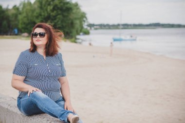 Zavallı, basit, tombul, orta yaşlı kadın bir şey düşünüyor, orta yaş krizi ve kilolu insanlar arasında sorunlar.