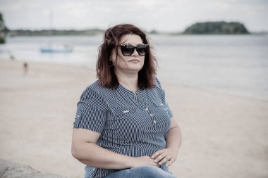 Zavallı, basit, tombul, orta yaşlı kadın bir şey düşünüyor, orta yaş krizi ve kilolu insanlar arasında sorunlar.