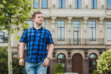 Şehir sokağındaki genç adam, modern insan konsepti, vatandaş yaşam tarzı