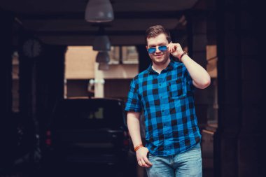 Şehir sokağındaki genç adam, modern insan konsepti, vatandaş yaşam tarzı