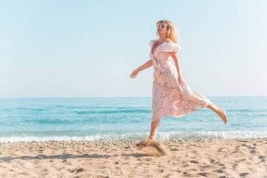 Artı, doğada Amerikalı tatlı bir kadın, hayatın tadını çıkar, sahilde yürü. İnsanların hayatı XI boyutunda, mutlu, güzel, güzel bir kadın.