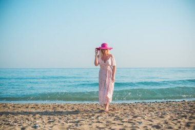Artı, doğada Amerikalı tatlı bir kadın, hayatın tadını çıkar, sahilde yürü. İnsanların hayatı XI boyutunda, mutlu, güzel, güzel bir kadın.