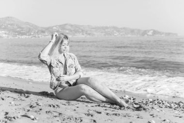 Artı, doğada Amerikalı tatlı bir kadın, hayatın tadını çıkar, sahilde yürü. İnsanların hayatı XI boyutunda, mutlu, güzel, güzel bir kadın.