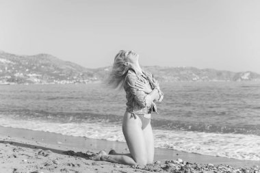 Artı, doğada Amerikalı tatlı bir kadın, hayatın tadını çıkar, sahilde yürü. İnsanların hayatı XI boyutunda, mutlu, güzel, güzel bir kadın.