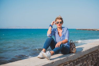 Vogue konsepti. Artı tatillerde beden ölçüleri, modern kadınlar gündelik kıyafet giyer. Havalı bayan açık hava portresi.