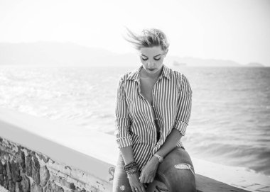 Vogue konsepti. Artı tatillerde beden ölçüleri, modern kadınlar gündelik kıyafet giyer. Havalı bayan açık hava portresi.