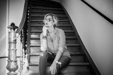 Vogue konsepti. Artı tatillerde beden ölçüleri, modern kadınlar gündelik kıyafet giyer. Havalı bayan açık hava portresi.